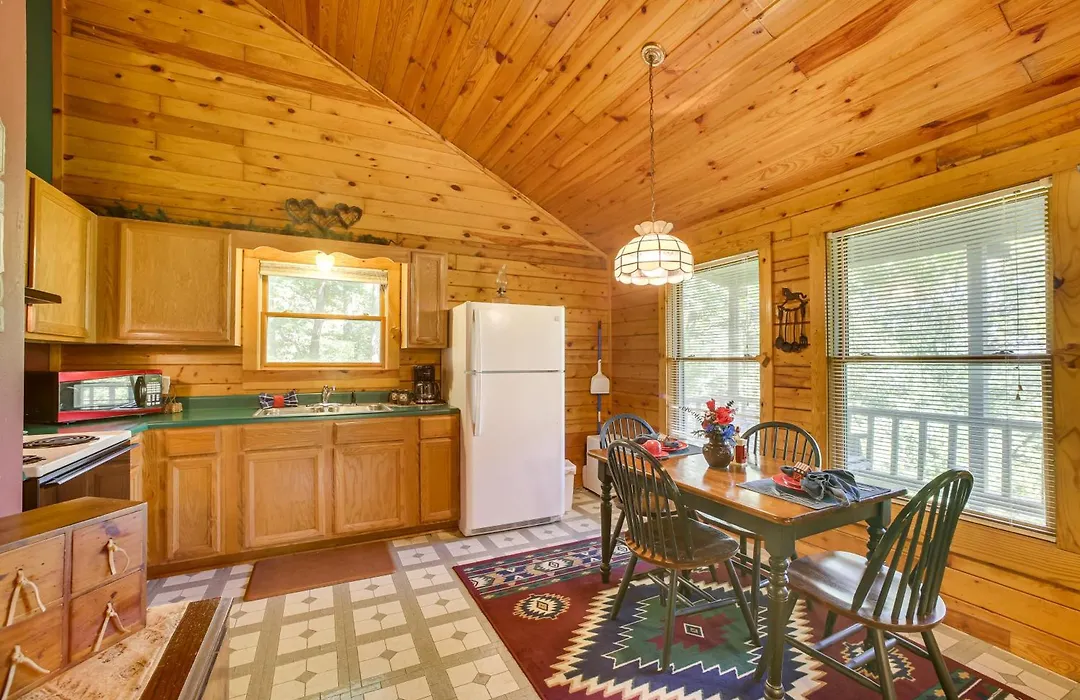 Secluded Studio W/ Deck ~ 8 Miles To Beaver Lake!-1