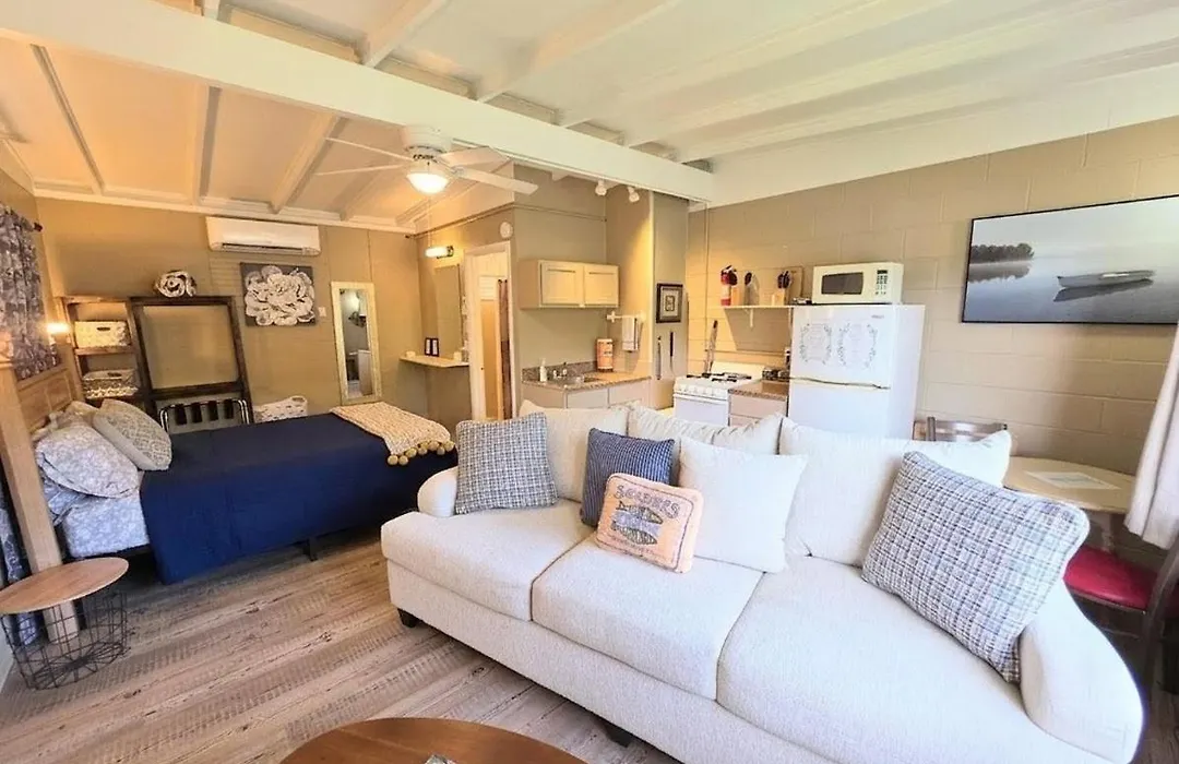 #02 - Unique Lakeside Studio Cottage- Pet Friendly-1