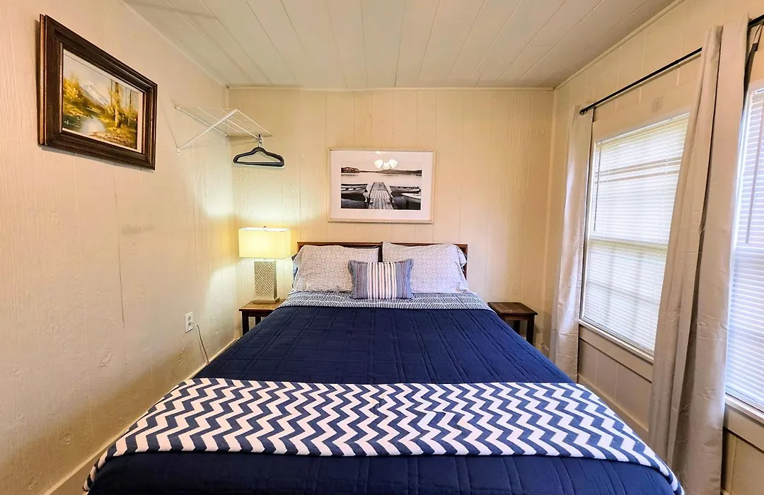 #04-Adorable Large 1 Bedroom Lakeside Cottage- Pet Friendly-1