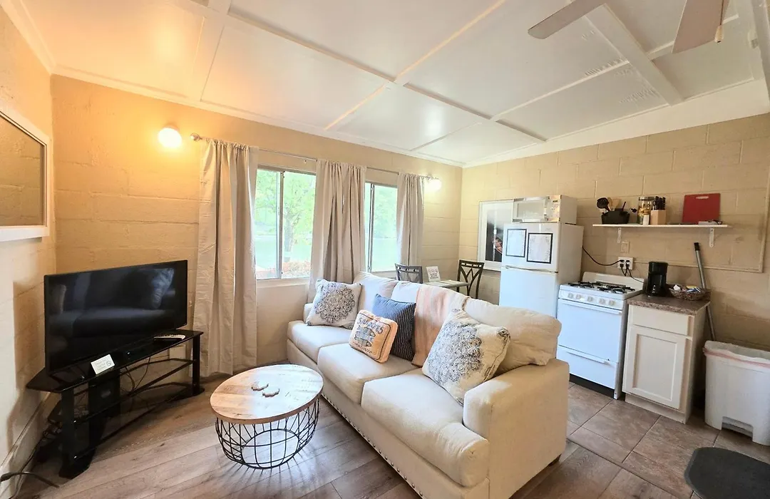 #03 - Fantastic Lakeside Studio Cottage- Pet Friendly-1