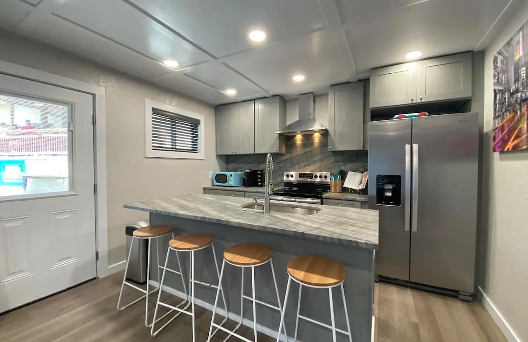 Canary Cottage, Lakefront King Suite With Hot Tub At Sam'S Pizza-1