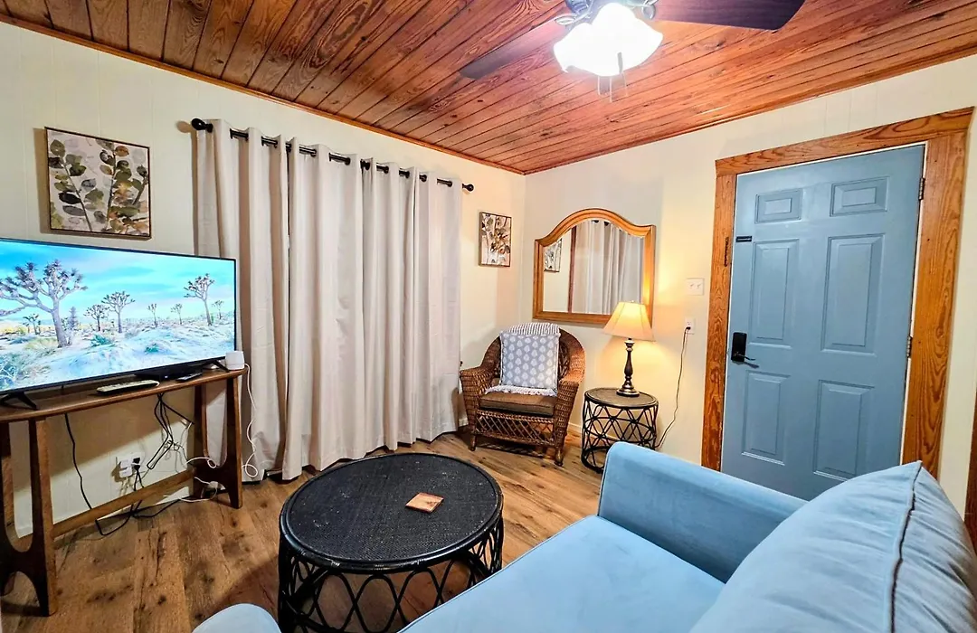 #07 - Lakeview One Bedroom Cottage-Pet Friendly-1