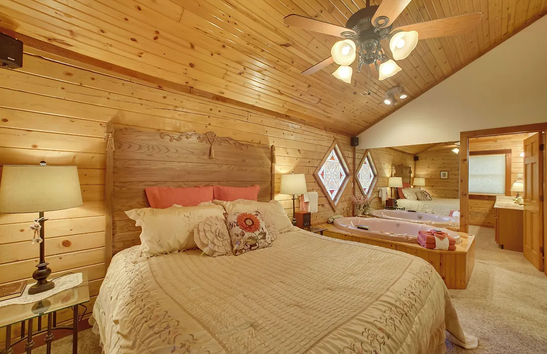 Studio W/ Deck: Near Thorncrown Chapel & Lakes-1