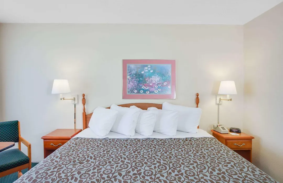 Days Inn By Wyndham Newport-1