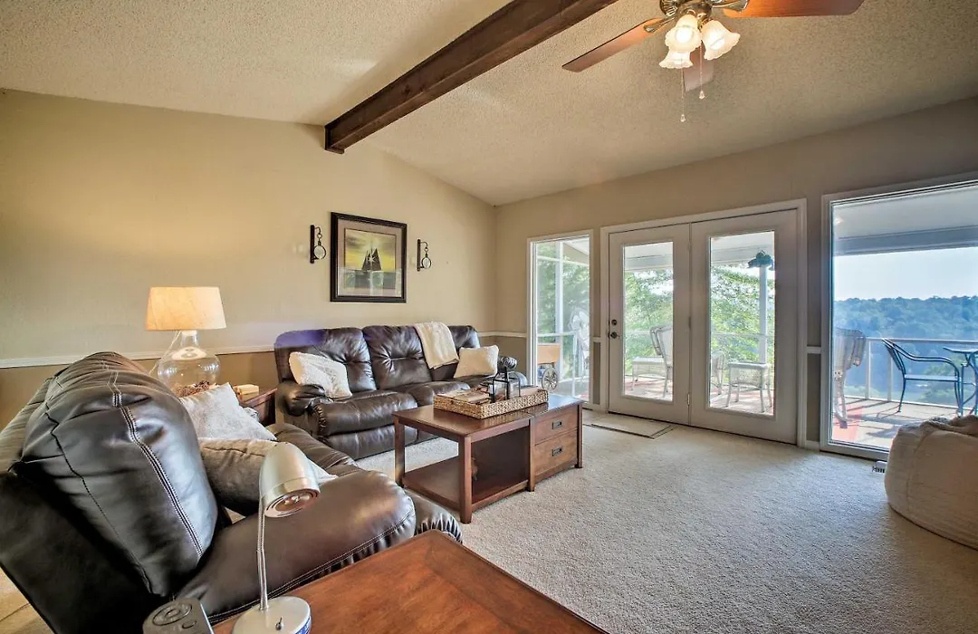 Hillside Rogers Cottage With Beaver Lake Views!-1