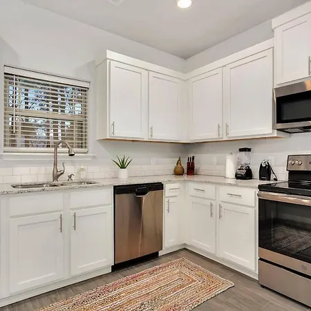 The Sicily House - 3 King Suites - Quiet Fayetteville Retreat-3