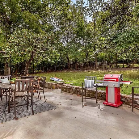 The Mission Rock House - Historic Dt Fayetteville Home - Hot Tub!-3