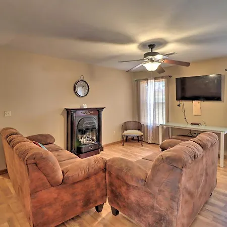 Quaint Greers Ferry Home With Screened Porch!-3