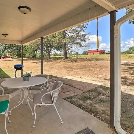 Quaint Greers Ferry Home With Screened Porch!-2