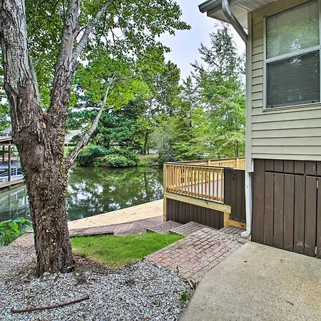 2-Tier Deck & Boat Parking: Lake Hamilton Home-3