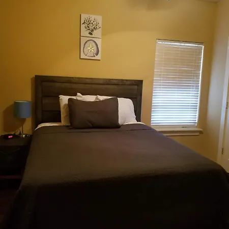 Spacious 3 Bedroom Gem With Lighted Patio-2