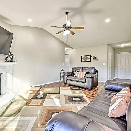 Fayetteville Home W/ Hot Tub ~ 3 Mi To U Of A!-3