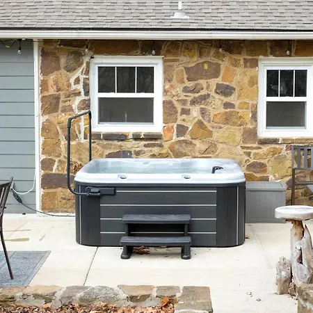 The Mission Rock House - Historic Dt Fayetteville Home - Hot Tub!-2