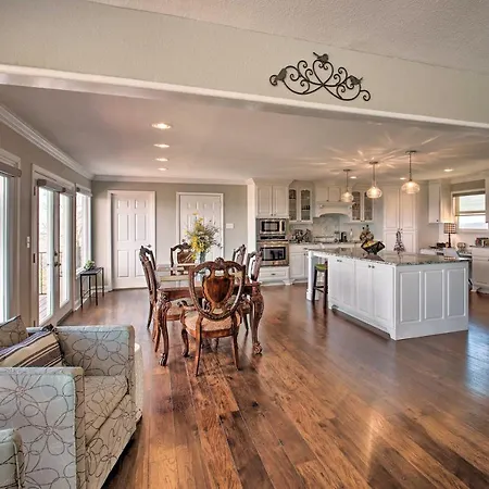 Luxe Home With Deck Mins To Lake And Natl Park!-2