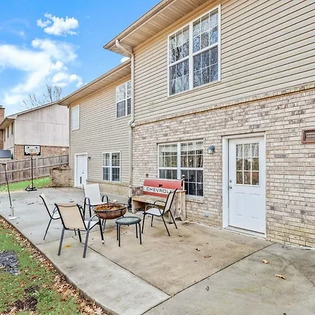 Spacious Rogers Home With Yard Family Friendly-3