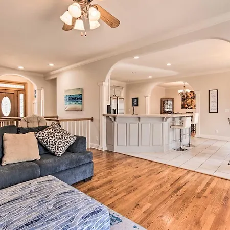 Spacious Rogers Home With Yard Family Friendly-2