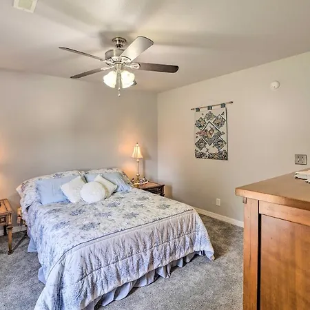 Convenient Centerton Retreat W/ Deck & Yard!-2