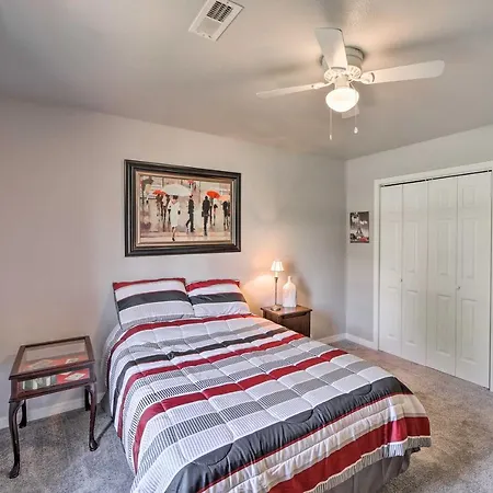 Convenient Centerton Retreat W/ Deck & Yard!-3