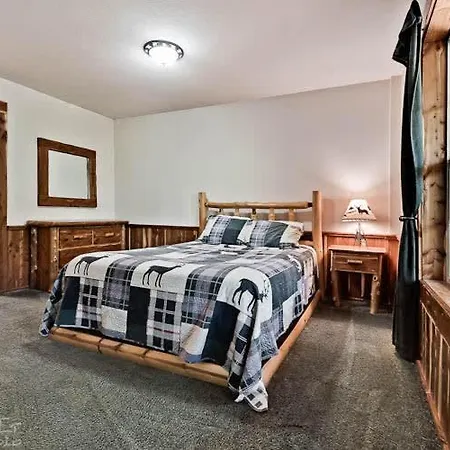 Secluded 2 Story Cabin Pool Wifi Smart Tvs-2