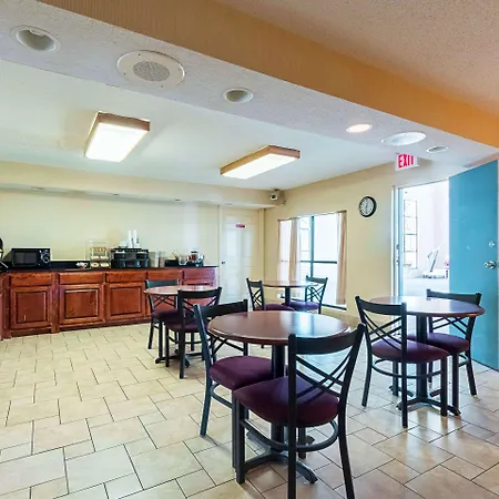 Econo Lodge Inn & Suites Bentonville-2