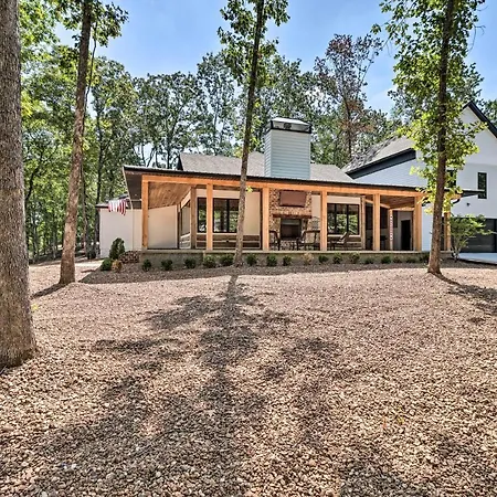 All-Encompassing Lakehouse W/ Modern Accents!-3
