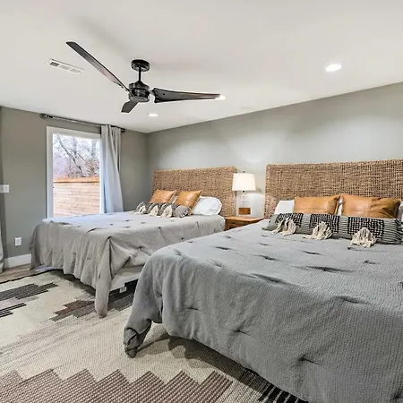 Lakefront Rogers Getaway W/ Hot Tub & Deck!-2