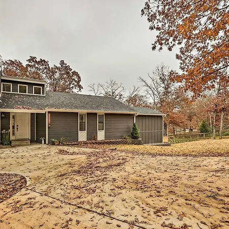Lakefront Rogers Getaway W/ Hot Tub & Deck!-3