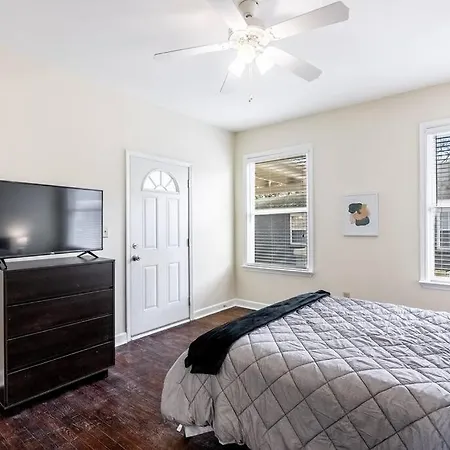 3 Bedroom Spacious And Stylish Home Near Downtown-3