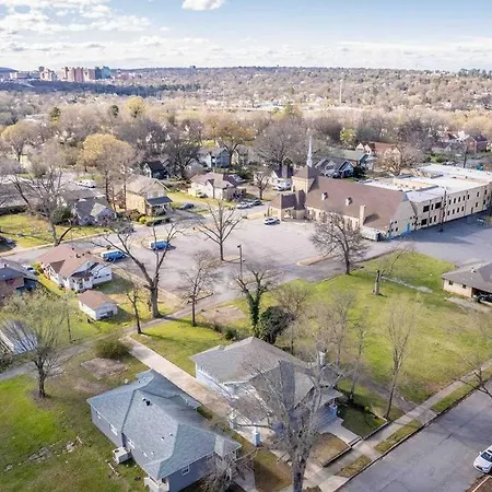 3 Bedroom Spacious And Stylish Home Near Downtown-2