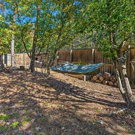 Peaceful Little Rock Abode With Yard And Fire Pit-2