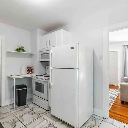 3 Bedroom Hillcrest Home With Fully Fenced Backyard-3