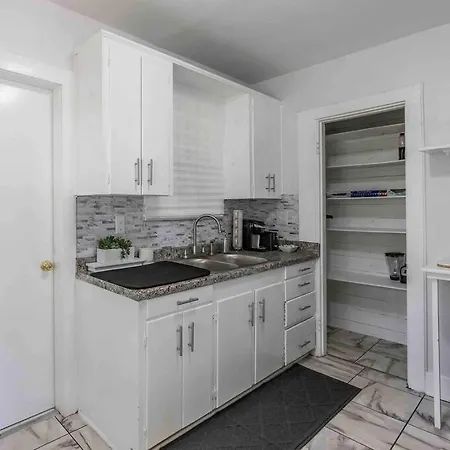 3 Bedroom Hillcrest Home With Fully Fenced Backyard-2