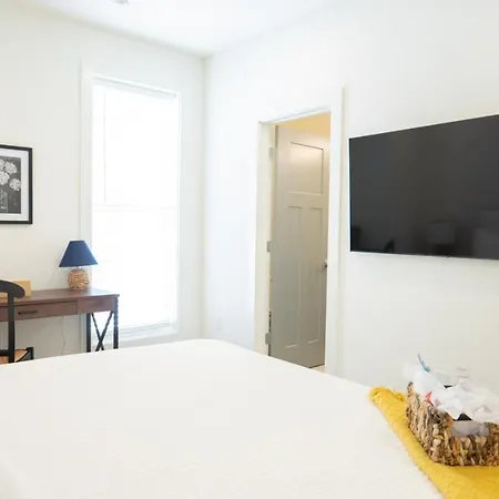 Contemporary Dwtn Townhome *Free Parking*-2