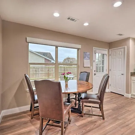 Gorgeous Bentonville Vacation Rental!-3