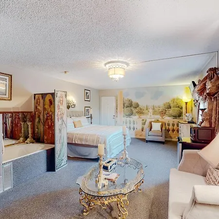 Tradewinds Lodging - French Renaissance Suite 206-2