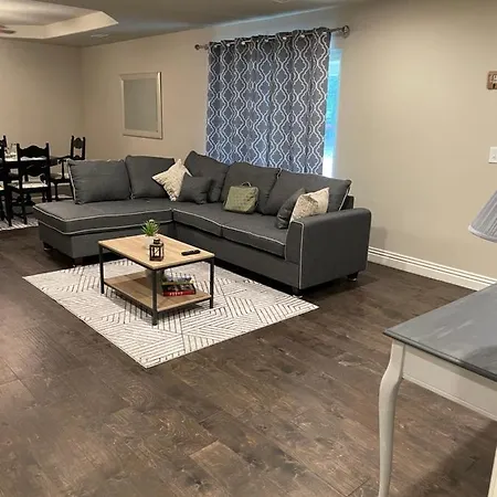 Beautiful Home Fully Equipped, Sleeps 8!-3