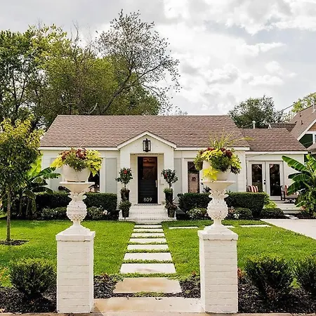 Cozy Luxury -The Pineapple Cottage Downtown-2