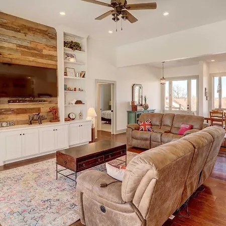 Spacious Farmhouse Near Hikes And Waterfalls-2