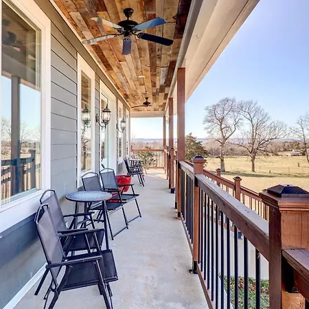 Spacious Farmhouse Near Hikes And Waterfalls-3