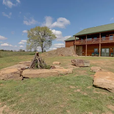 Mountain Views + Shared Pool: Ozarks Family Home-2
