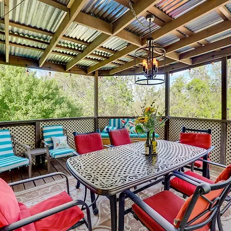 Serene Beaver Lake Getaway With Covered Porch!-3