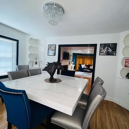 Triple Crown Townhome - Short Walk To Oaklawn!-3