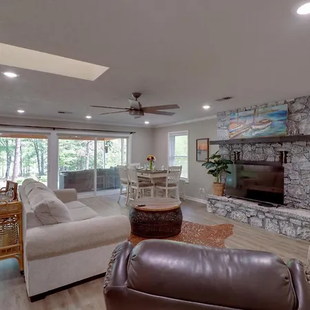 Arkansas Vacation Rental On Greers Ferry Lake!-2