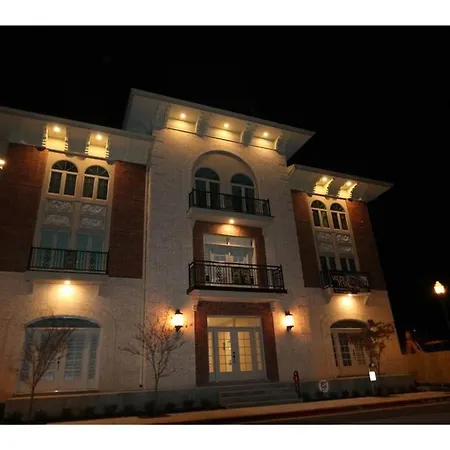 Premium Comfort Steps From The Bentonville Square!-2