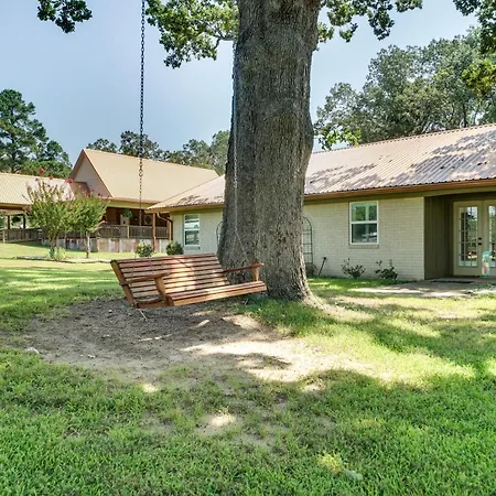 Charming Texarkana Home: Lake & Pool Access!-2