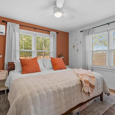 Mid-City Bungalow - Pet Friendly-3