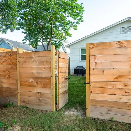 Mid-City Bungalow - Pet Friendly-2