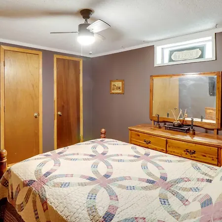 Charming Cabin In Mountain View With Deck!-2