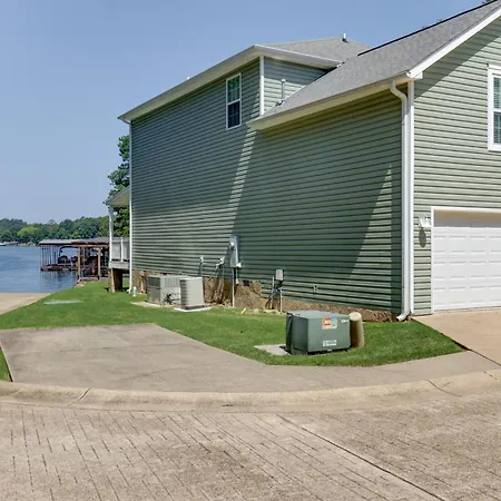 Waterfront Lake Hamilton Getaway With Boat Ramp!-3