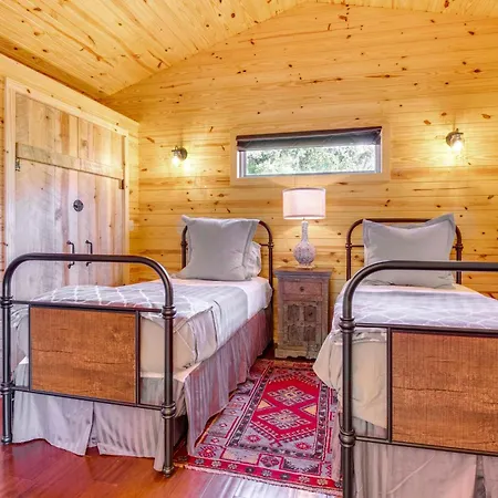 Mountain Home Cabin Rental W/ Fire Pit!-2